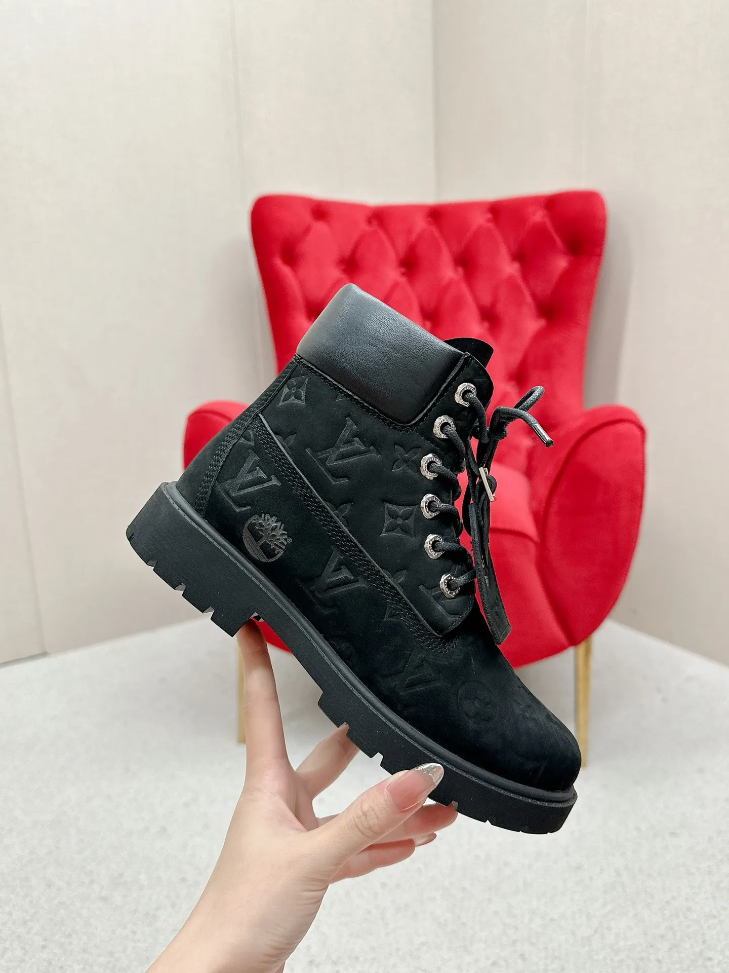 👟👟Ex-factory price 700👟👟 LV’s unbeatable co-branded Martin boots grandly launch Louis Vuitton x Timberland boots. LV x Timberland Timberland co-branded presbyopic rhubarb boots and ankle boots. LV x Timberland ankle boots are made of Monogram embossed waterproof nubuck cow leather. Relying on the brand's exquisite craftsmanship, the classic Timberland 6-inch boot shape is carefully reshaped in Italy, making an eye-catching appearance in American workwear style. Women's size 35-40 (41 is custom-made and non-refundable)